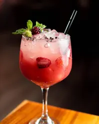 Coctel rojo preparado para celebración