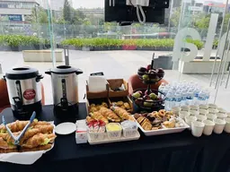 Mesa de coffee break para evento corporativo
