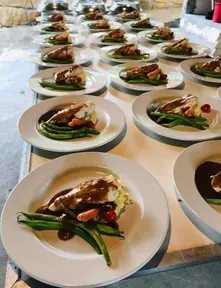 Montaje de platillos para buffet en evento
