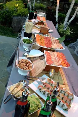 Mesa con servicio de parrillada para evento