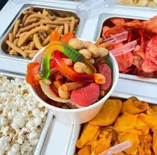 Frituras y vegetales preparados para barra de snacks