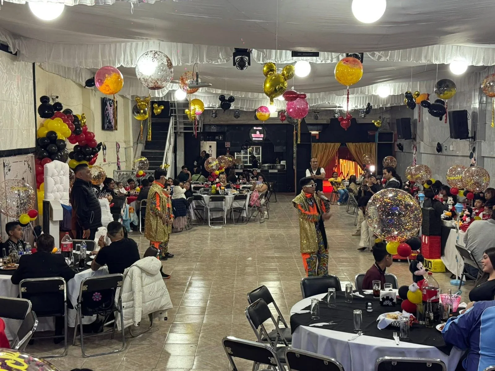 Convivencia familiar durante bautizo en salón de eventos