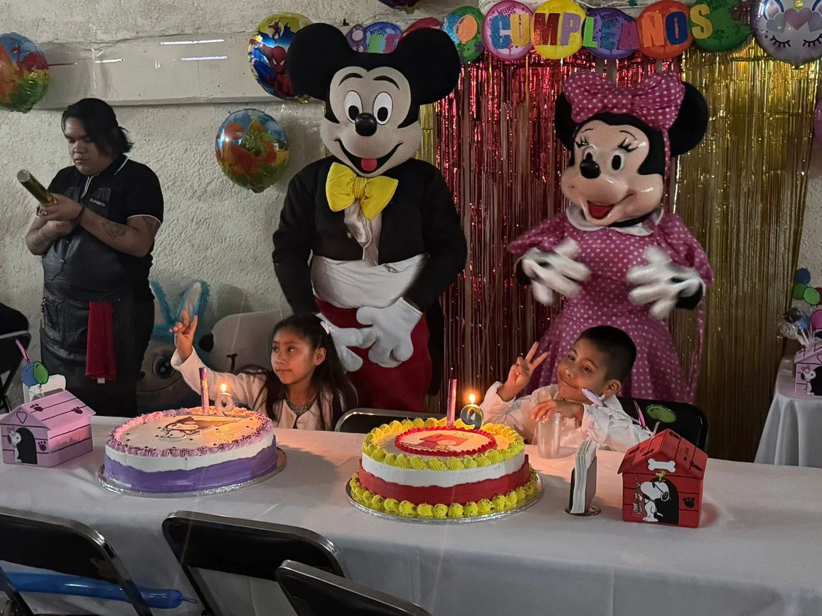 Familia en bautizo dentro de salón para fiestas familiares