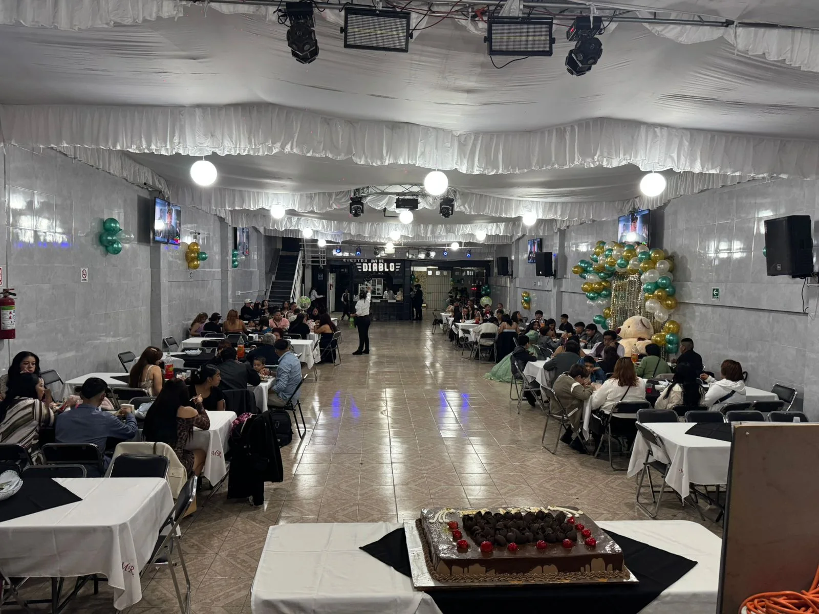 Bautizo familiar con salón lleno