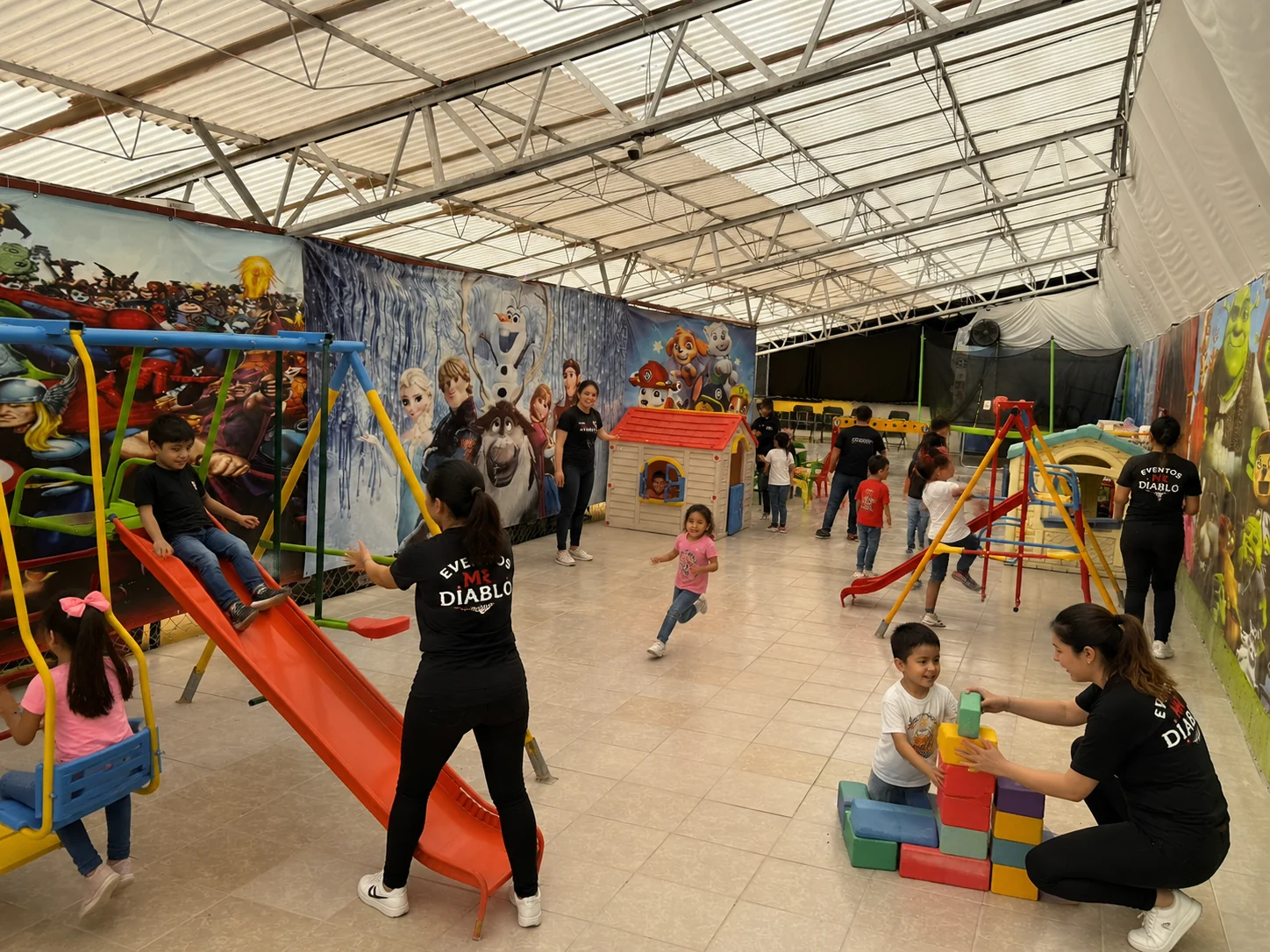 Área infantil con niños jugando durante una visita para bautizo