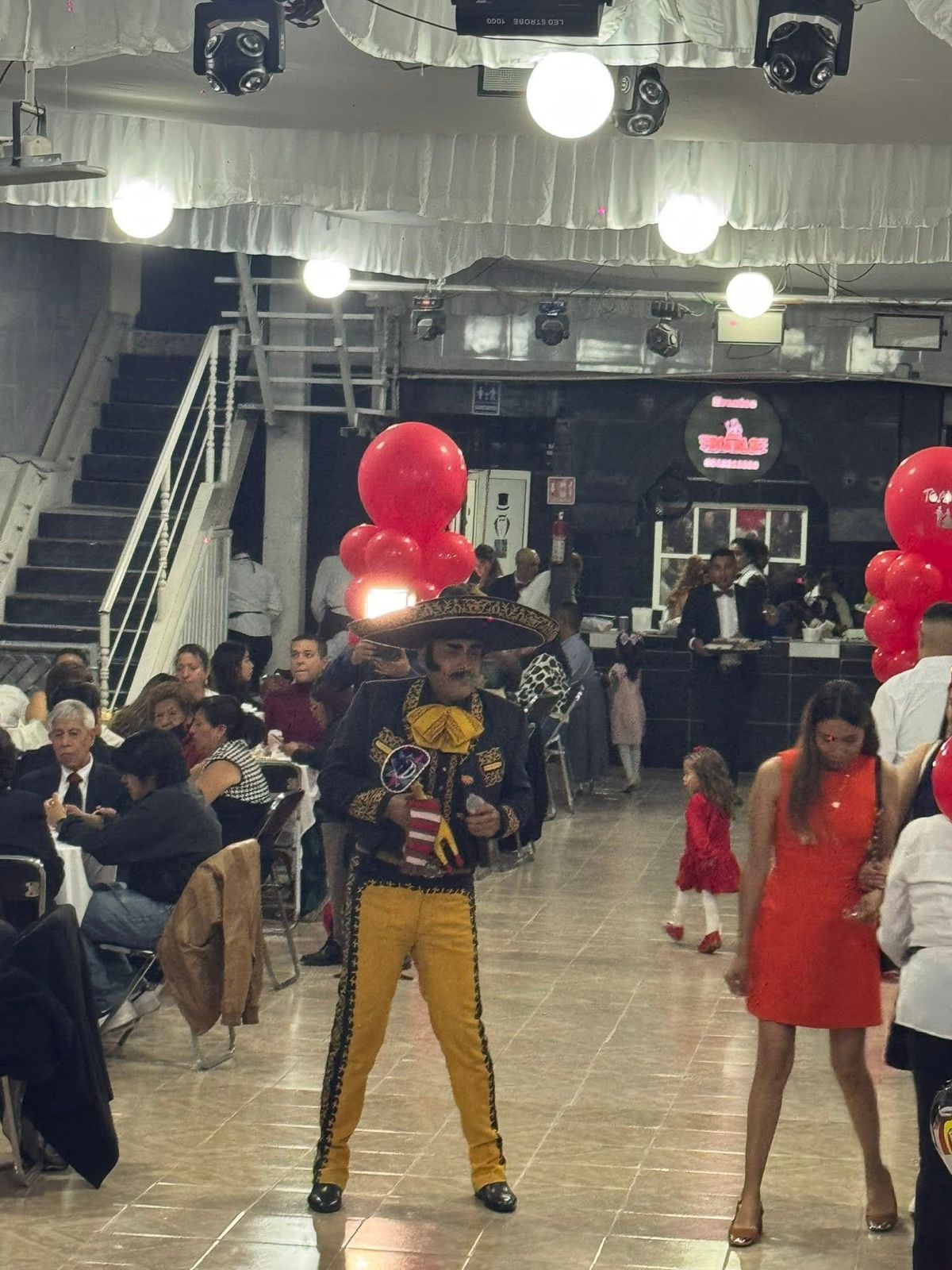 Ambiente musical durante recepción de boda en salón con pista