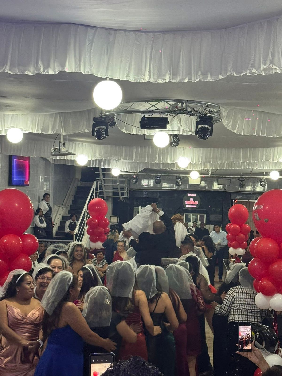 Celebración de boda en salón con pista e iluminación