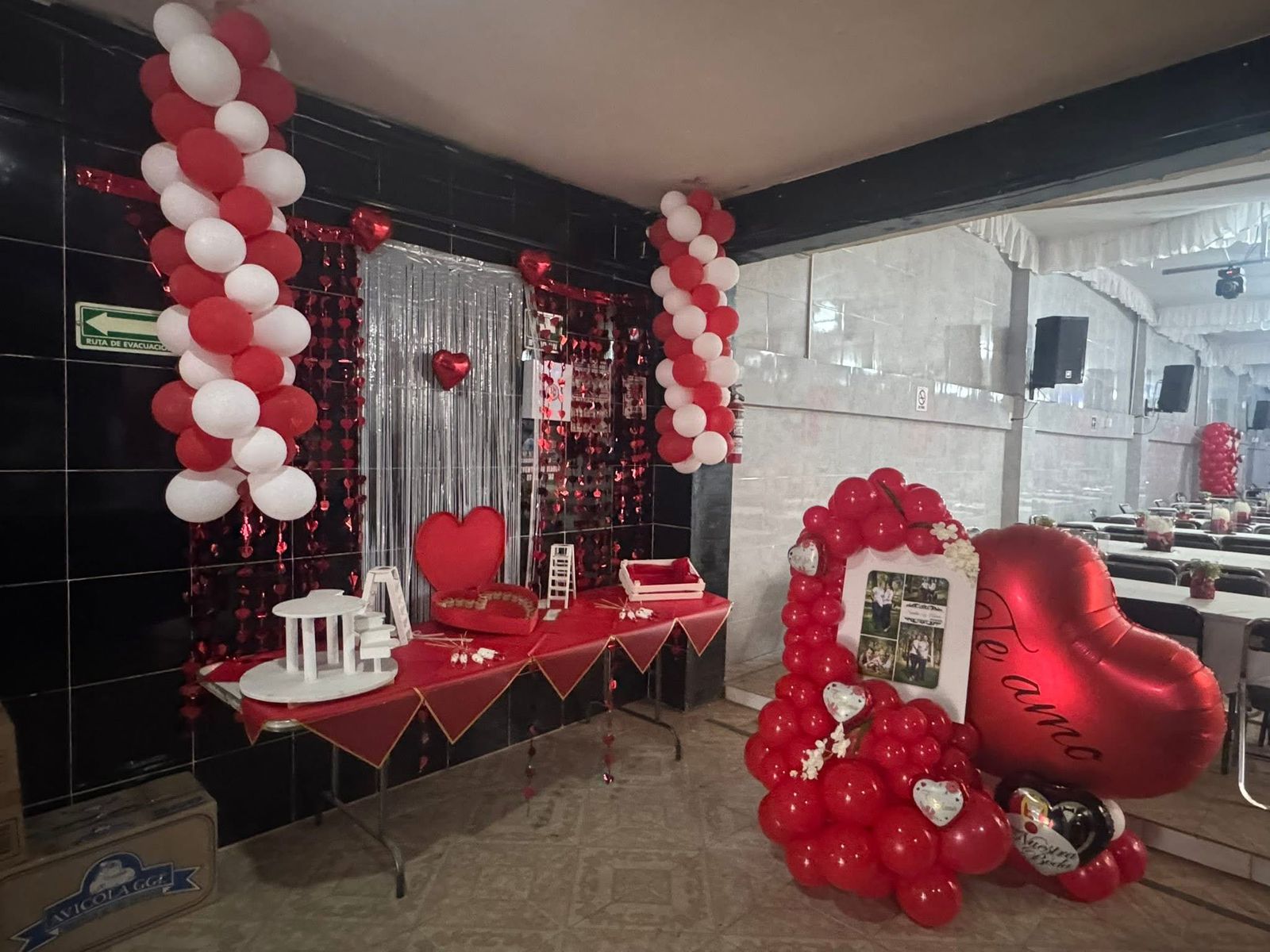 Decoracion de entrada para recibir a los novios en recepción de bodas