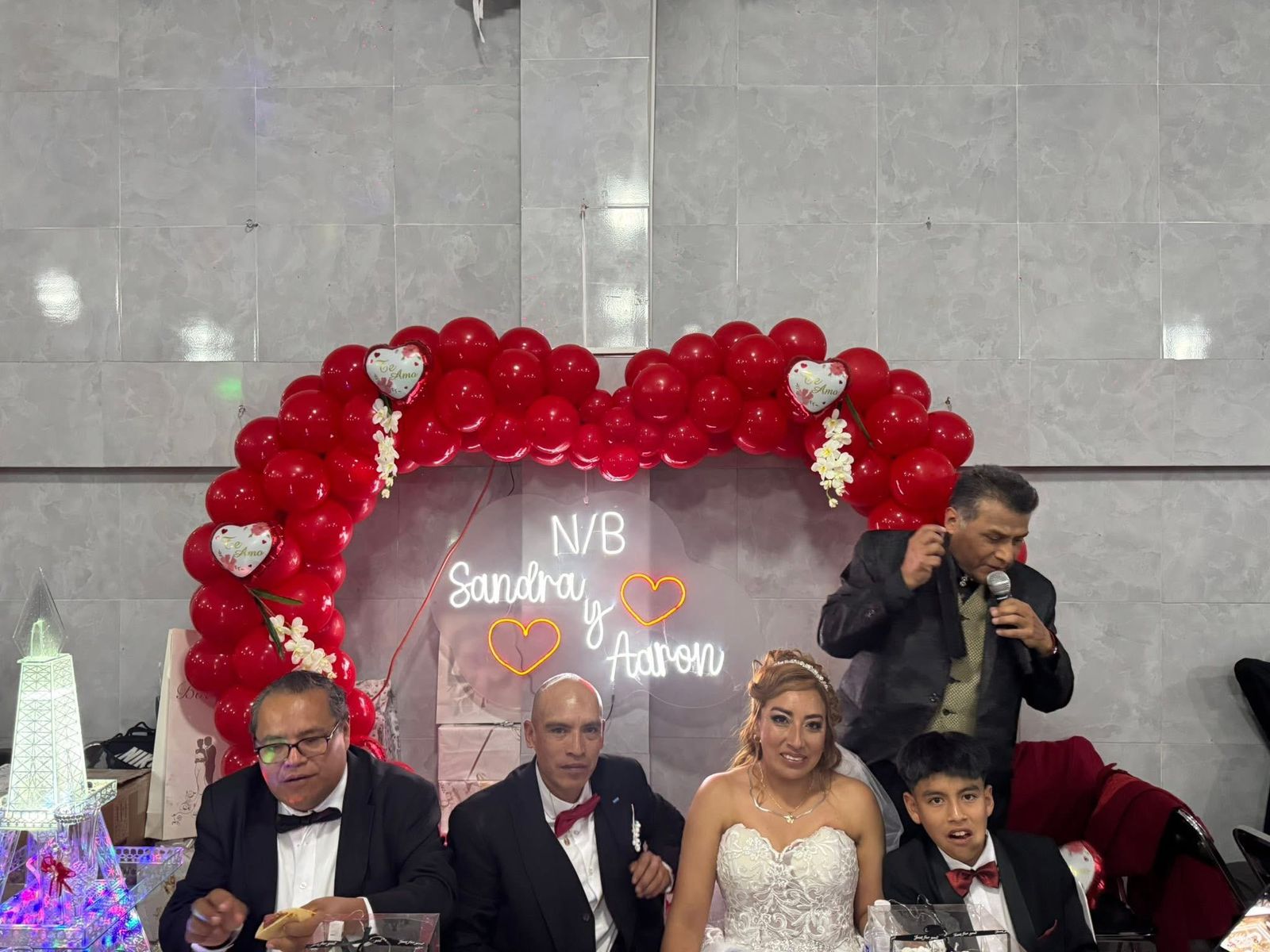 Mesa principal para boda dentro del salón