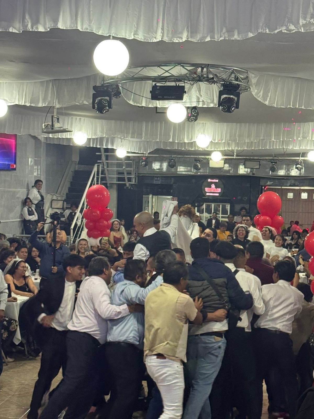 Invitados celebrando un momento familiar durante recepción de bodas en Iztapalapa