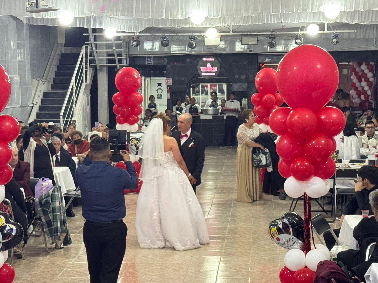 Primer baile de boda en salón de eventos