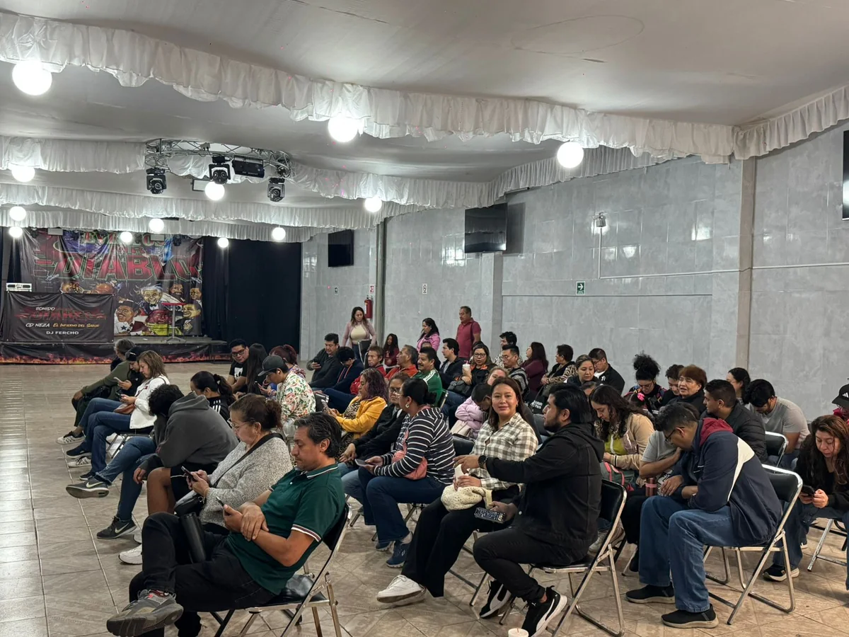 Conferencia corporativa dentro del salón