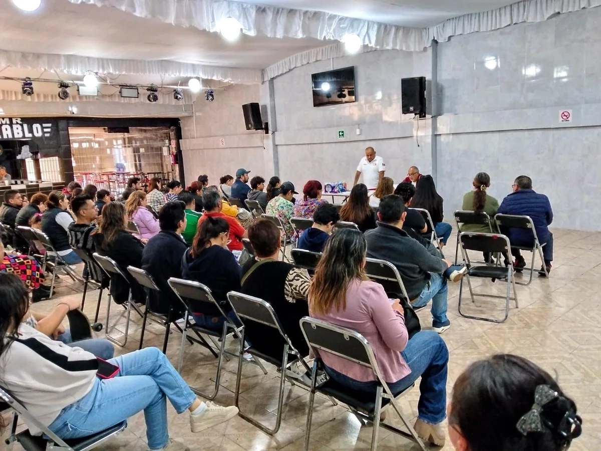 Capacitacion corporativa con asistentes en salón de eventos en Iztapalapa