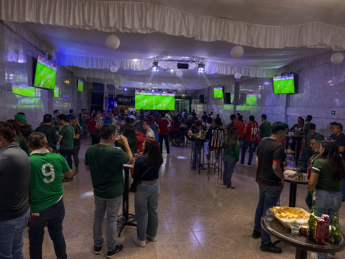 Convivencia deportiva con pantallas dentro del salón