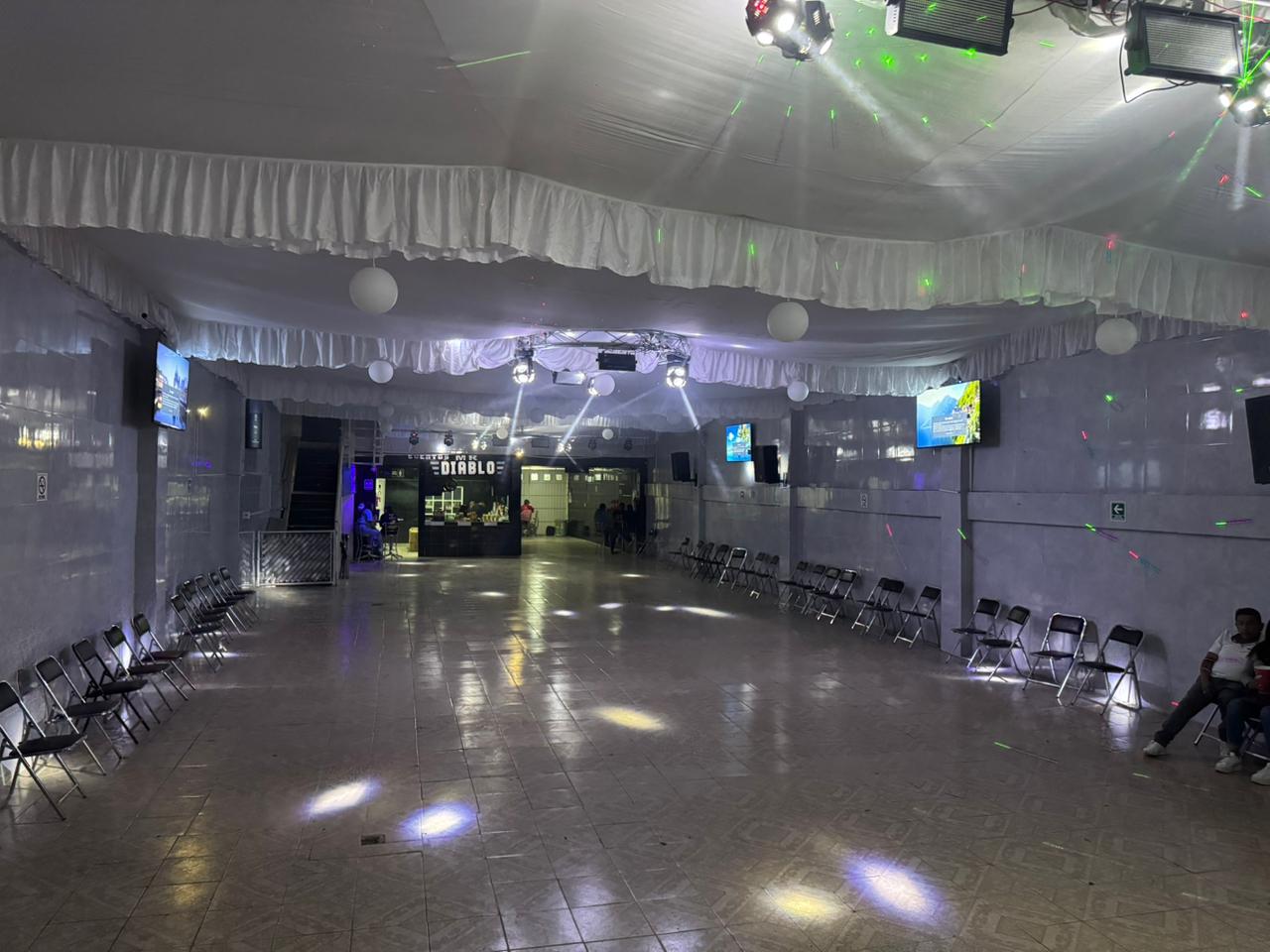 Salón real con pantallas para evento deportivo