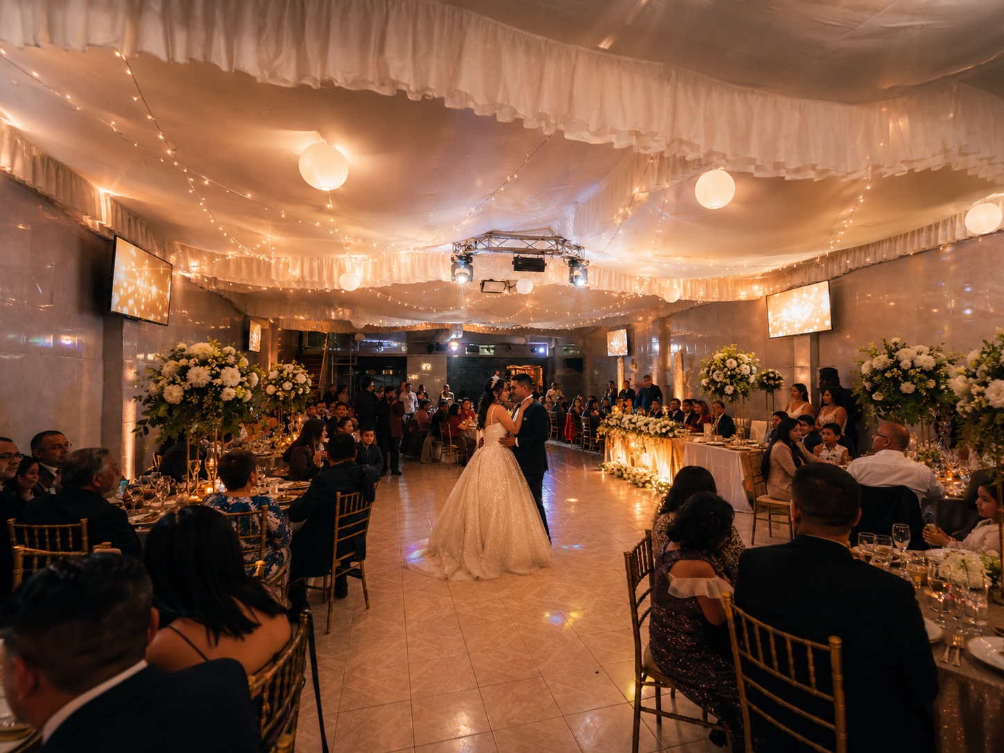 Boda en salón para bodas en Iztapalapa con banquete, pista e invitados