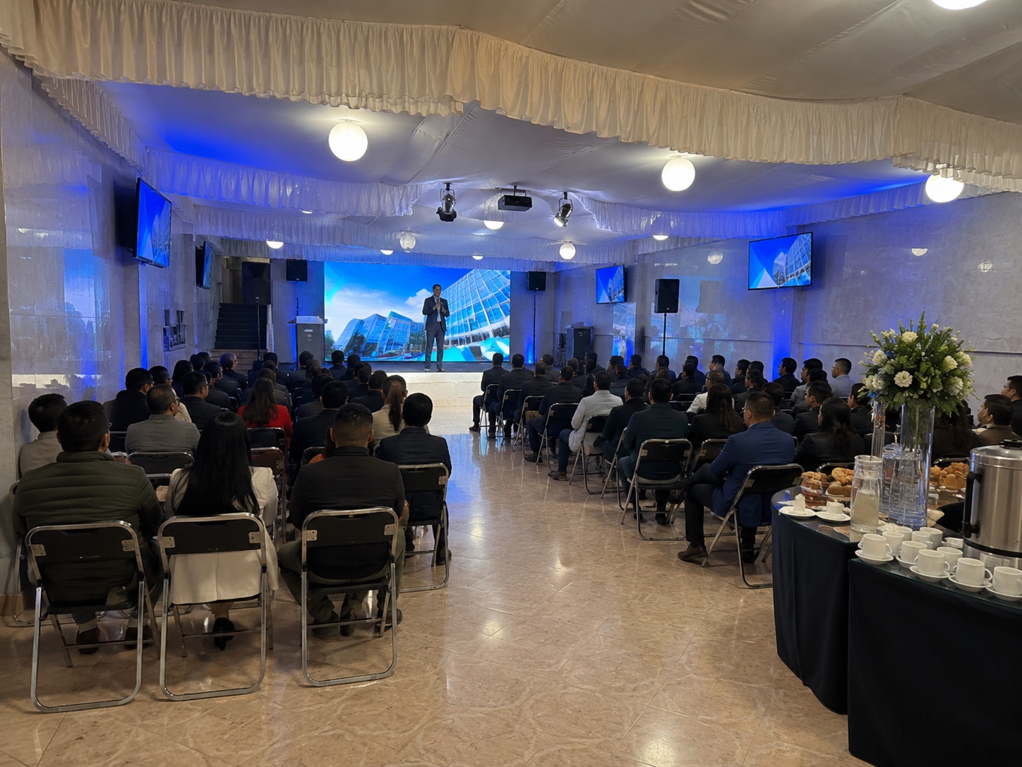 Salón para eventos corporativos en Iztapalapa con montaje formal