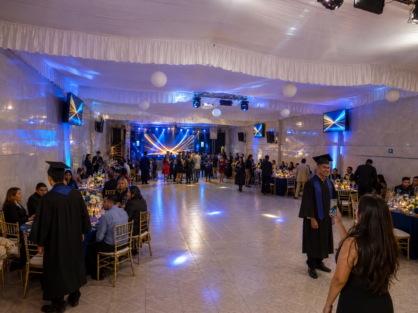 Salón para graduaciones en Iztapalapa con mesas, pista y ambiente de celebración