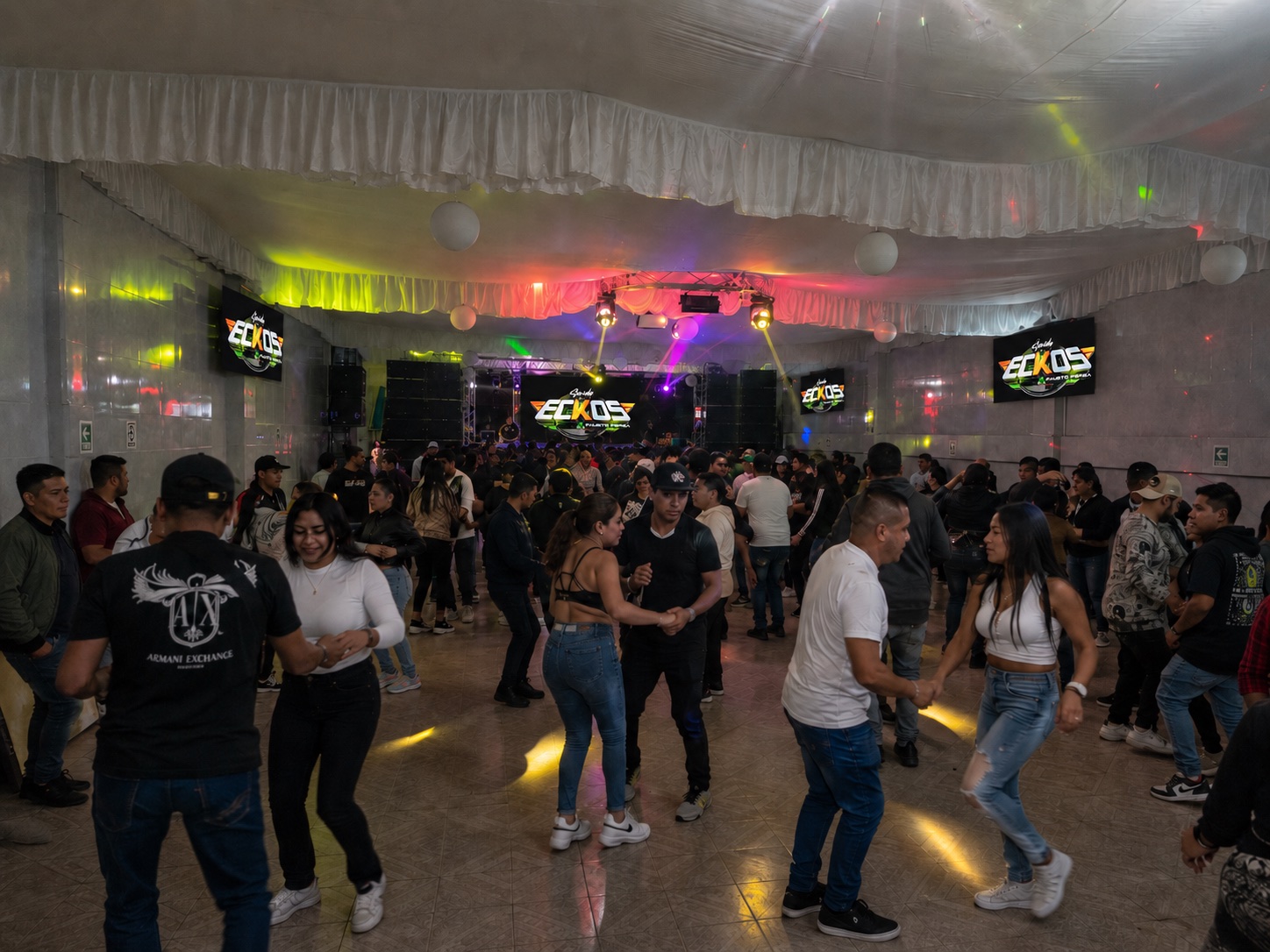 Salón para sonideros en Iztapalapa con pista, audio e iluminación