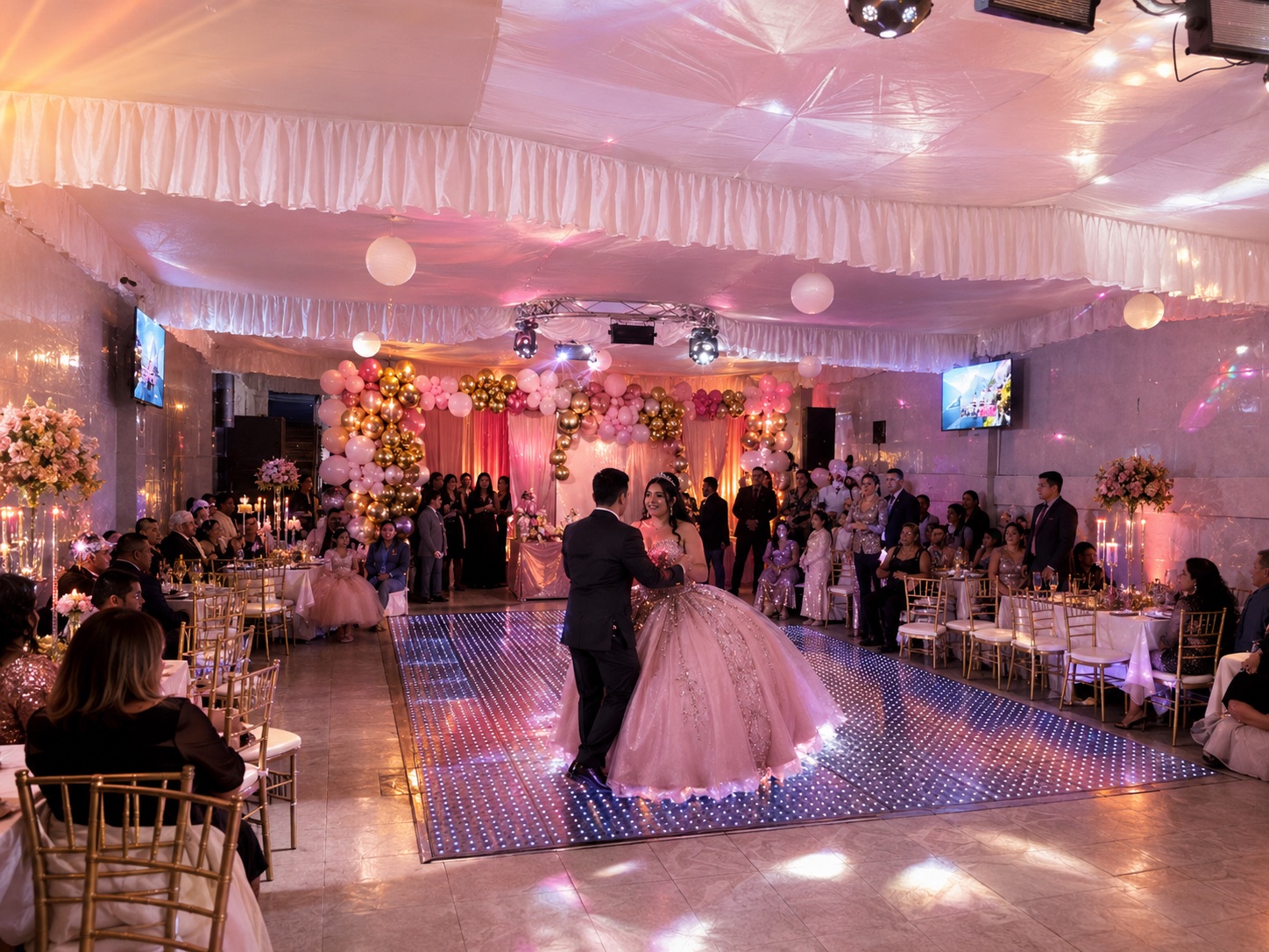 Salón para XV años en Iztapalapa con pista iluminada y montaje para presentación