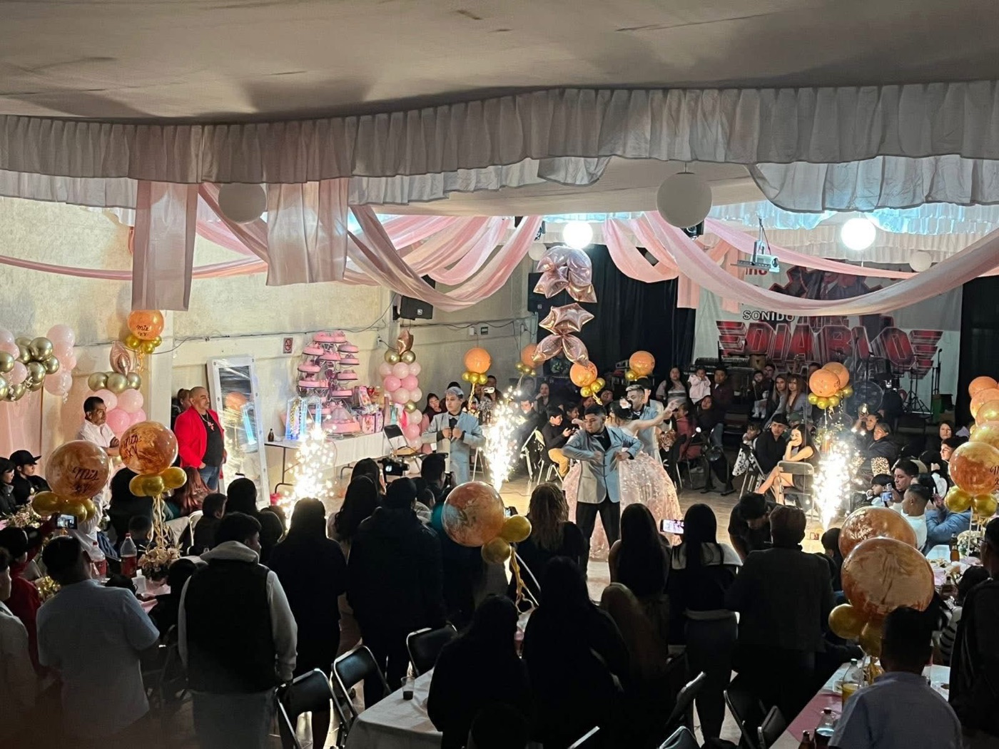 Fotografia real de presentación de XV años con pista iluminada e invitados en Salón Mr Diablo