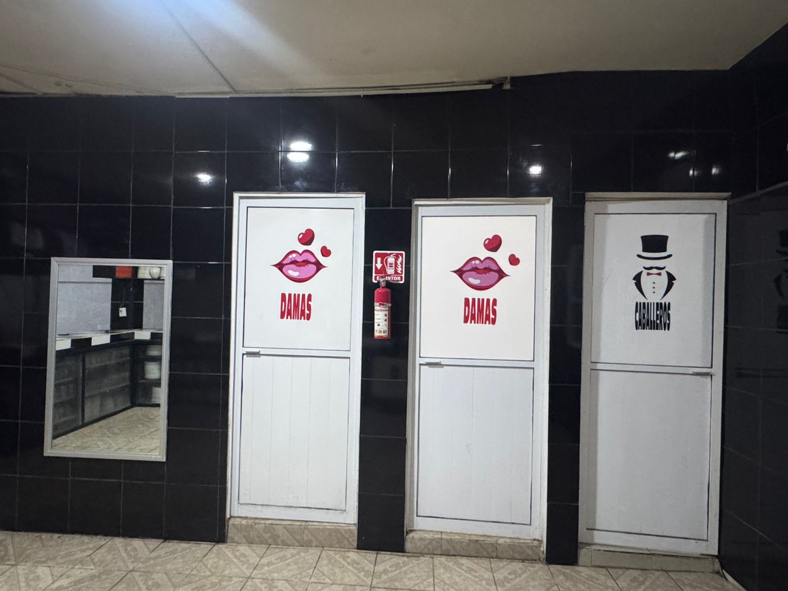 Baños limpios y separados en salón de eventos