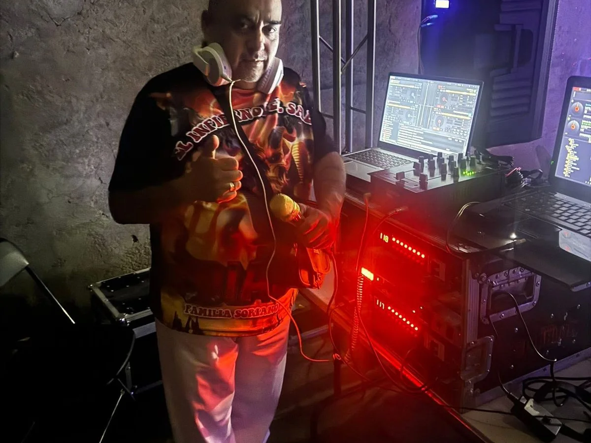 Animador con microfono en evento sonidero