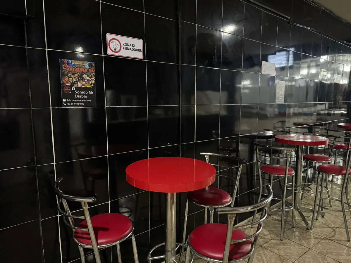 Barra roja para evento sonidero