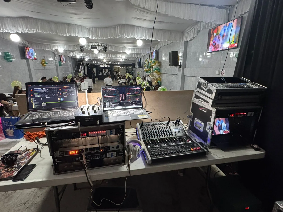 Cabina y equipo de sonido