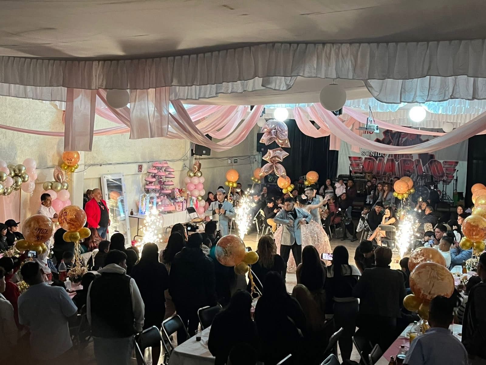 Entrada de XV años con luces dentro del salón