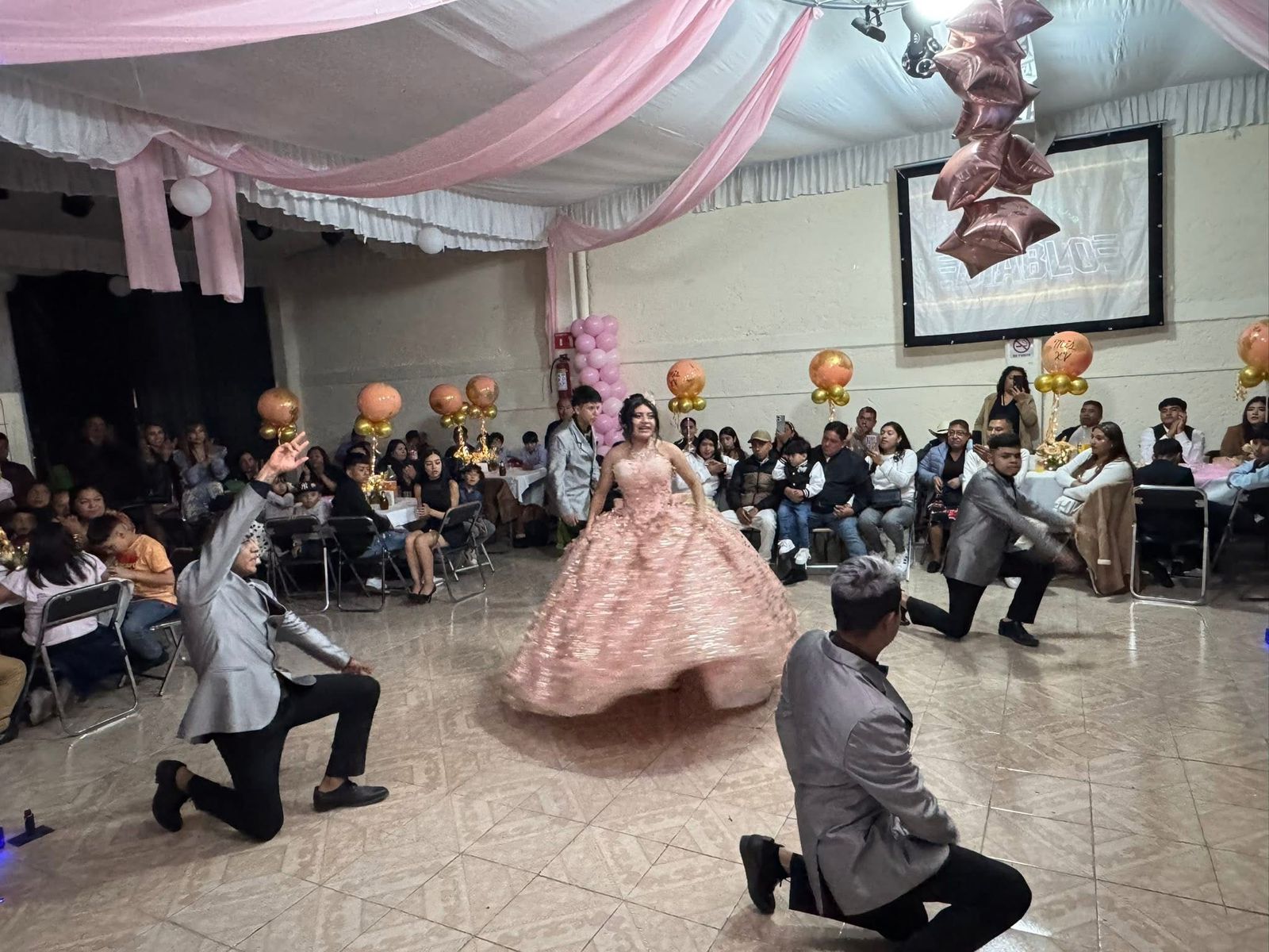 Vals con chambelanes en fiesta de XV años